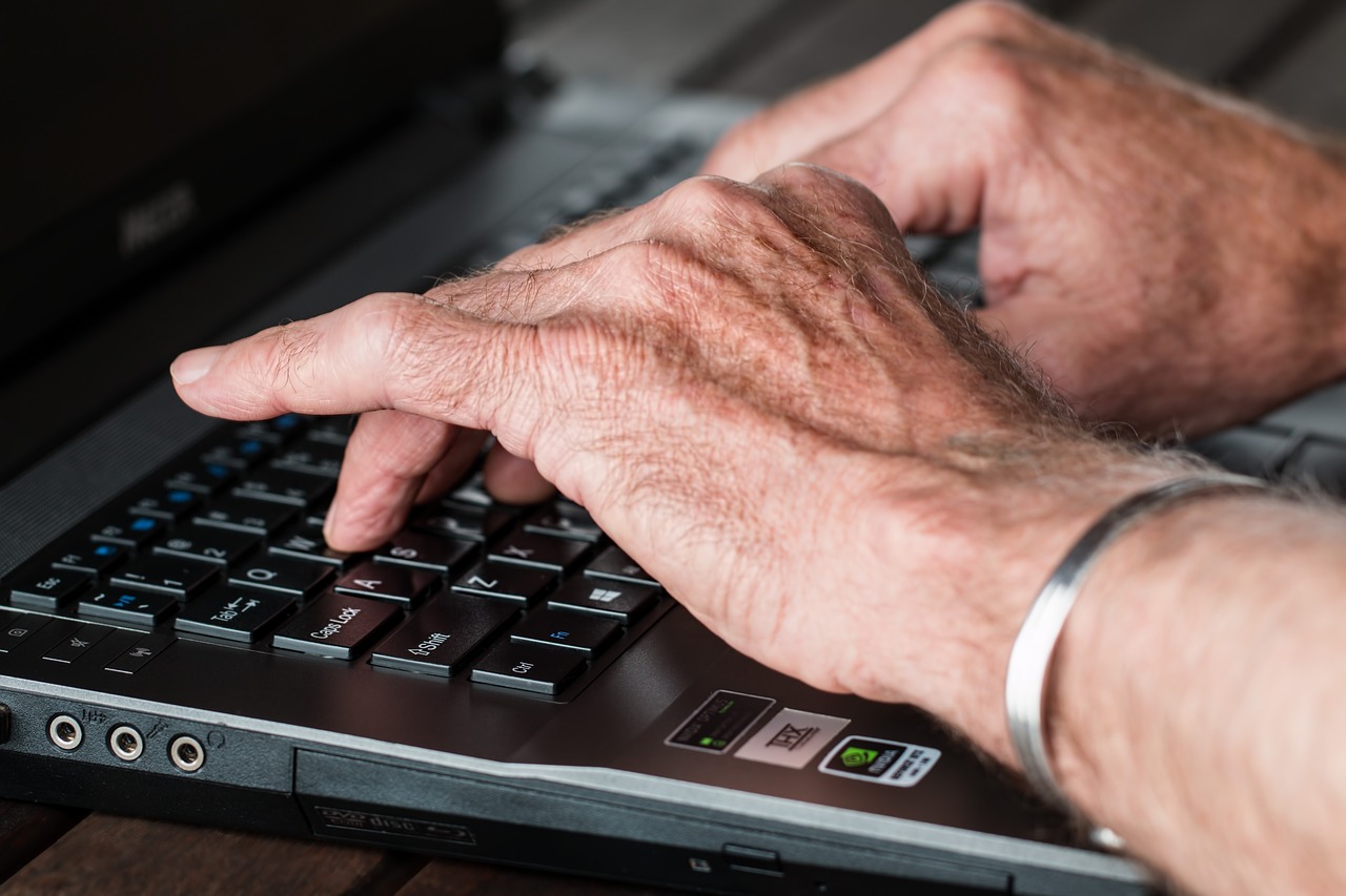 hands, old, typing arthritis